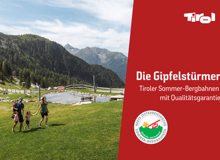 eine Familie beim Ausflug zu den besten Tiroler Sommerbergbahnen
