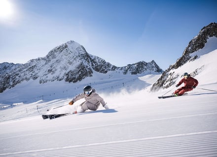 Zwei Skifahrer carven am Daunferner