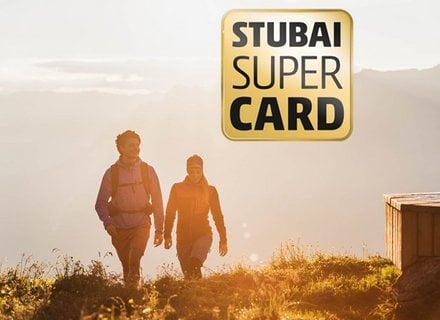 Stubai Supercard mit Wanderern im Hintergrund