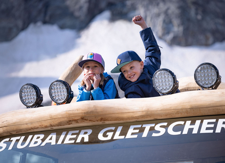 Kinder spielen in Holz-Pistengerät